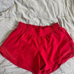 Red Lululemon size 6 low-rise 4 inch hotty hot shorts